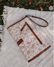 Load image into Gallery viewer, Change/mat clutch peach paisley tan