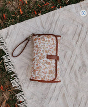 Load image into Gallery viewer, Change/mat clutch peach paisley tan