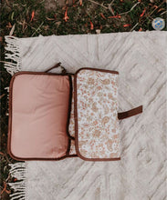 Load image into Gallery viewer, Change/mat clutch peach paisley tan