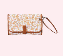 Load image into Gallery viewer, Change/mat clutch peach paisley tan