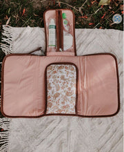 Load image into Gallery viewer, Change/mat clutch peach paisley tan