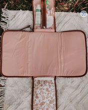 Load image into Gallery viewer, Change/mat clutch peach paisley tan