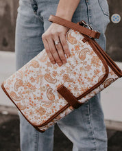 Load image into Gallery viewer, Change/mat clutch peach paisley tan