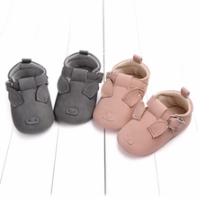 Load image into Gallery viewer, Annie &amp; Charles® leather crawling shoes (Pink Piglet)
