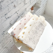 Load image into Gallery viewer, Annie &amp; Charles® patterned muslin blanket (Flowers)
