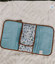 Load image into Gallery viewer, Change/Mat clutch-blue Paisley
