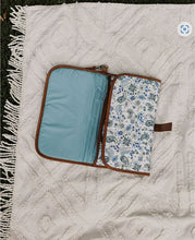 Load image into Gallery viewer, Change/Mat clutch-blue Paisley
