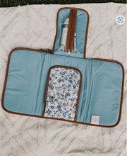 Load image into Gallery viewer, Change/Mat clutch-blue Paisley
