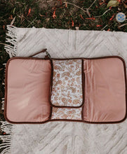 Load image into Gallery viewer, Change/mat clutch peach paisley tan
