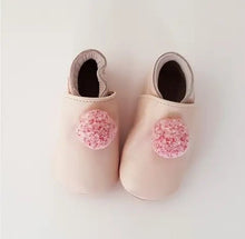 Load image into Gallery viewer, Baby leather slippers-pink pompom
